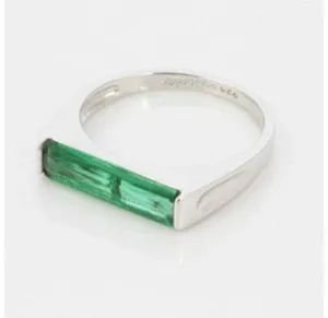 Hanli Silver ring with emerald green glass bar