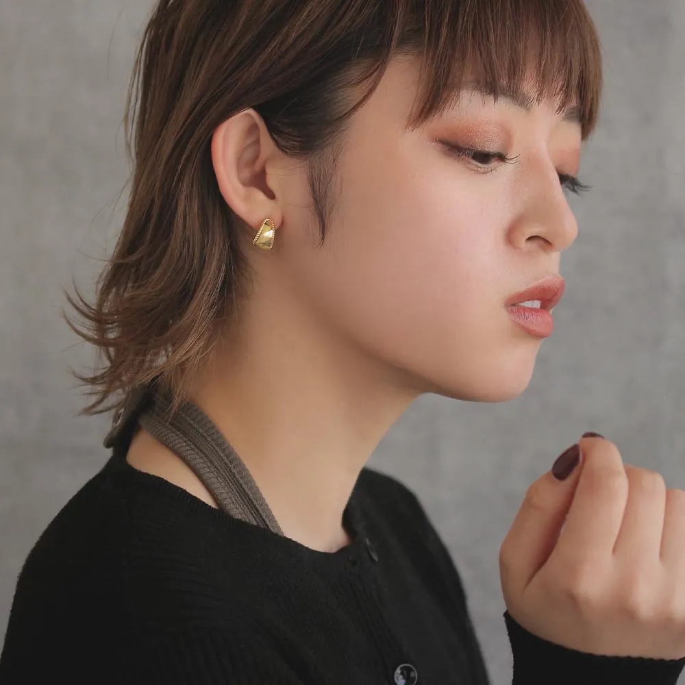 Mirror-Finish Milgrain Wide Curl Earrings